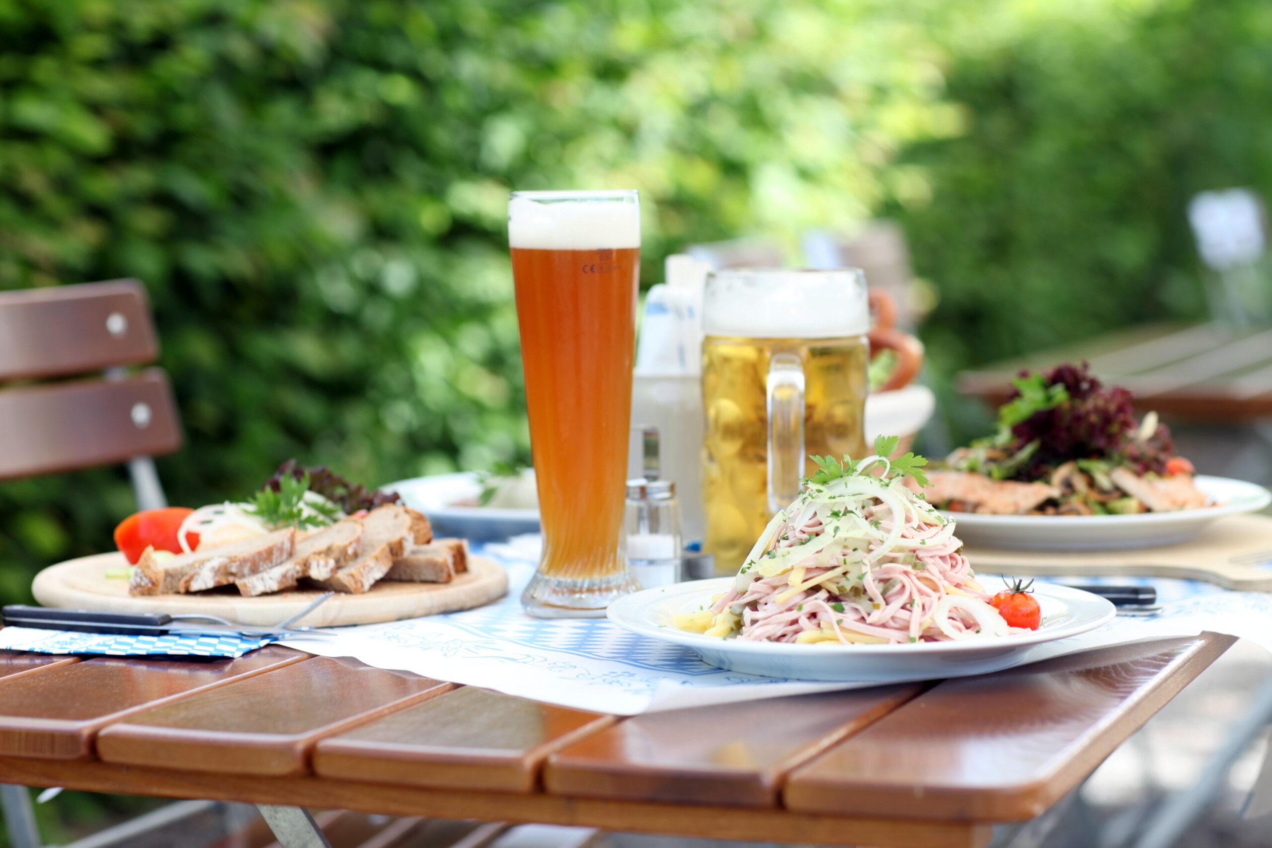 Ein geeckter Tisch im Biergarten