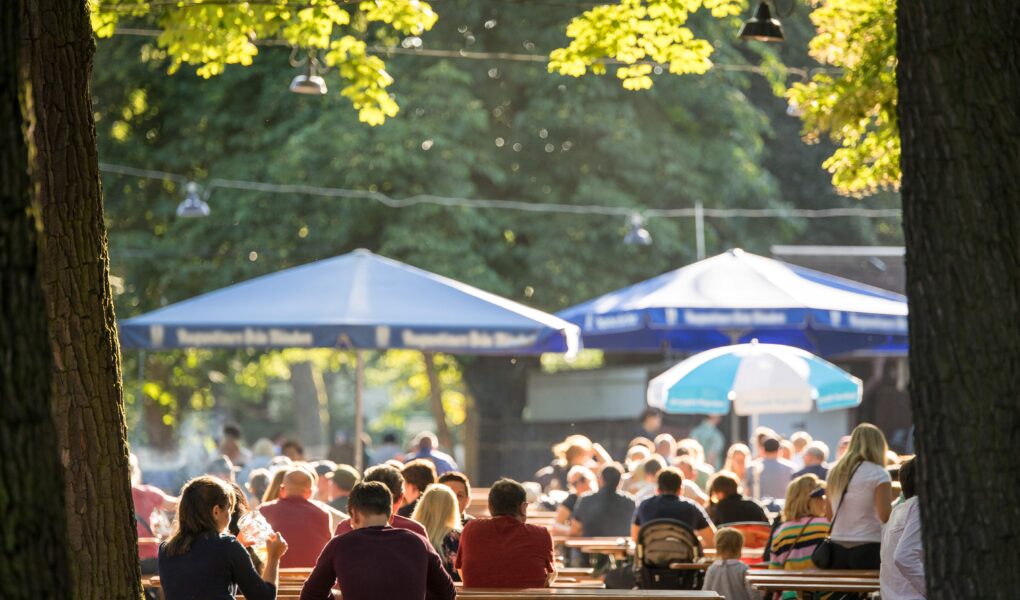 Menschen die im Biergarten sitzen