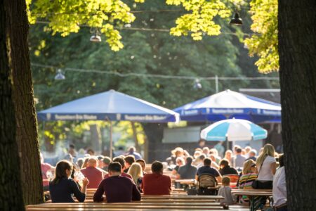 Menschen die im Biergarten sitzen