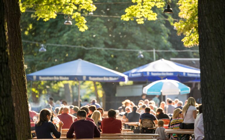 Menschen die im Biergarten sitzen