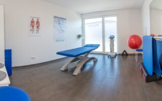 Ein Zimmer mit Therapieliege