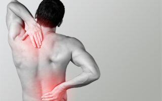 Mann mit Nacken und Rückenschmerzen