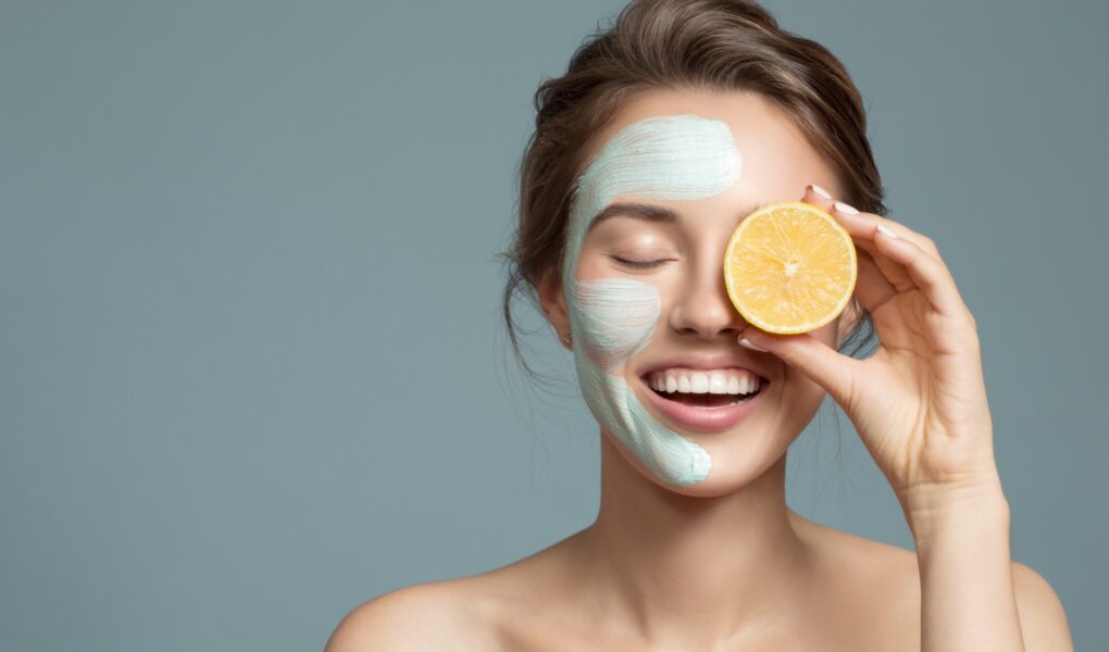Lachende Frau mit Maske und Zitrone | Is clinical