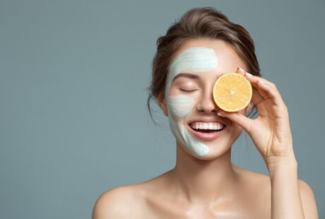 Lachende Frau mit Maske und Zitrone | Is clinical
