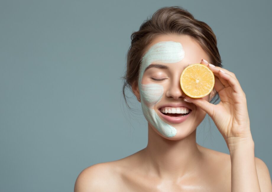Lachende Frau mit Maske und Zitrone | Is clinical