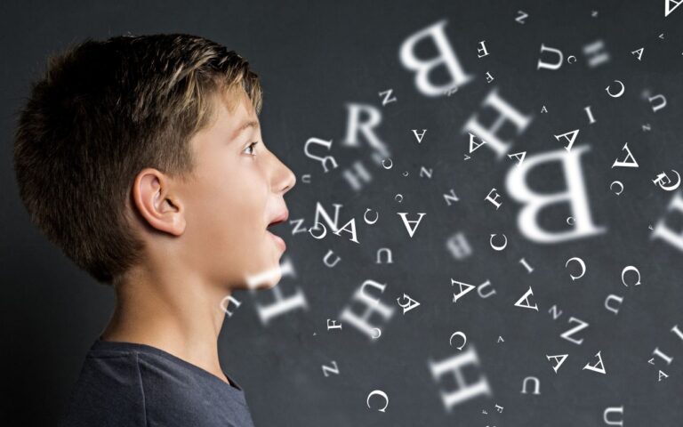 Junge beim Sprechen mit fliegenden Buchstaben – Sprachtherapie und fruehe Foerderung durch Logopaedie Holzwickede